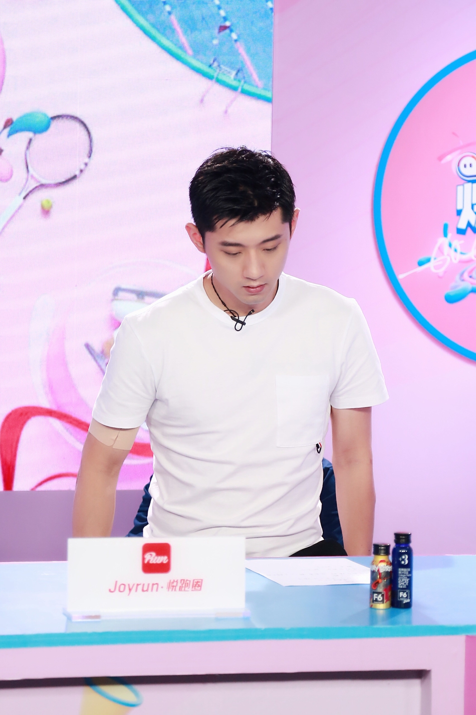 张继科录节目白色T恤帅气亮相