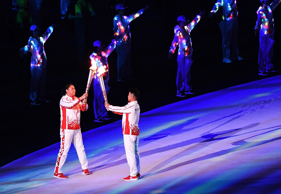 军运会刘玉栋点燃主火炬