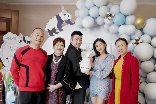 何雯娜为女儿举行百日宴