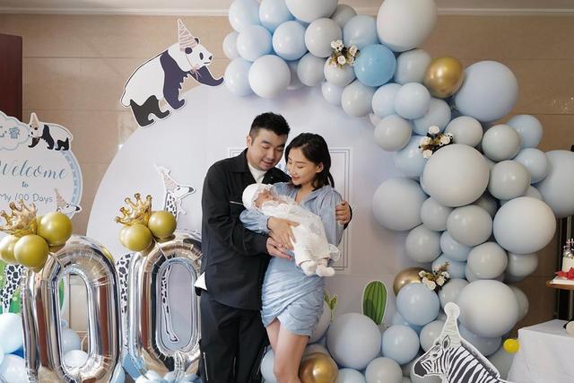 何雯娜为女儿举行百日宴