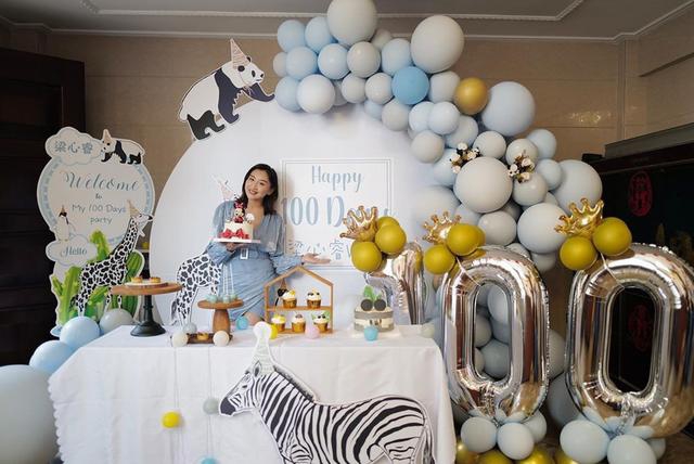 何雯娜为女儿举行百日宴