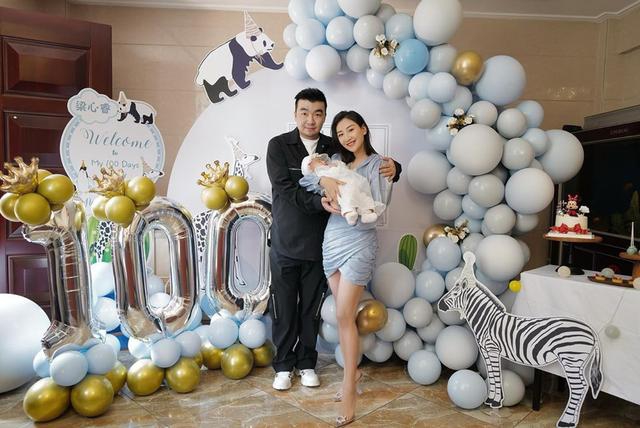 何雯娜为女儿举行百日宴