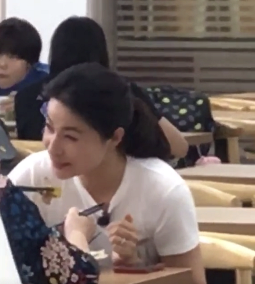 郭晶晶邓亚萍餐馆吃饭关注女排