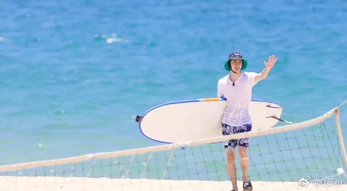 乘风破浪！王一博玩转冲浪