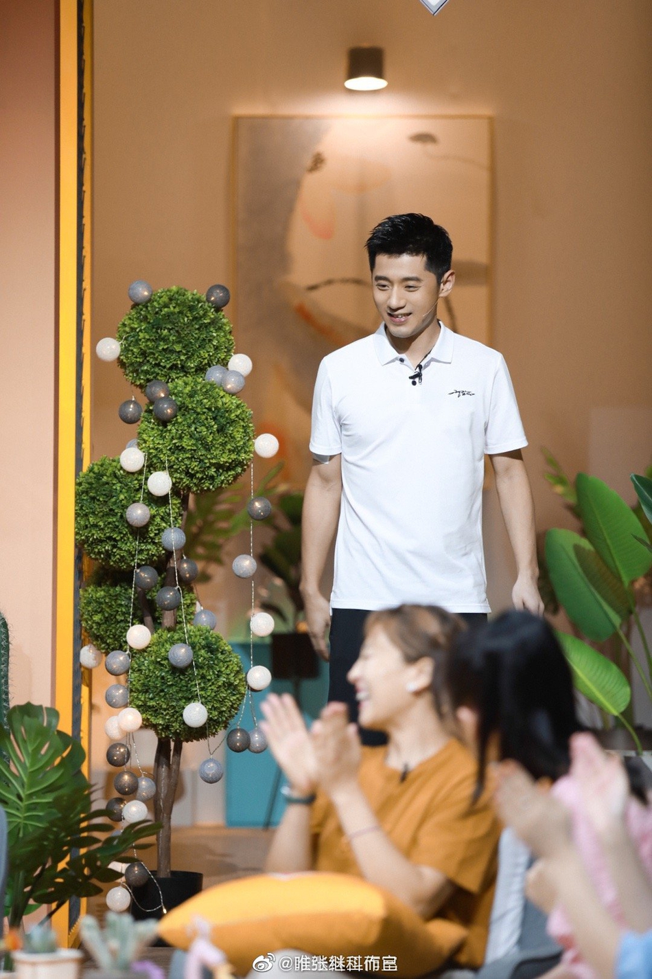 张继科简约装扮录节目帅气十足