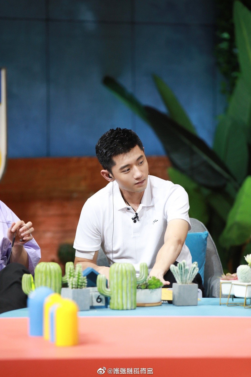 张继科简约装扮录节目帅气十足