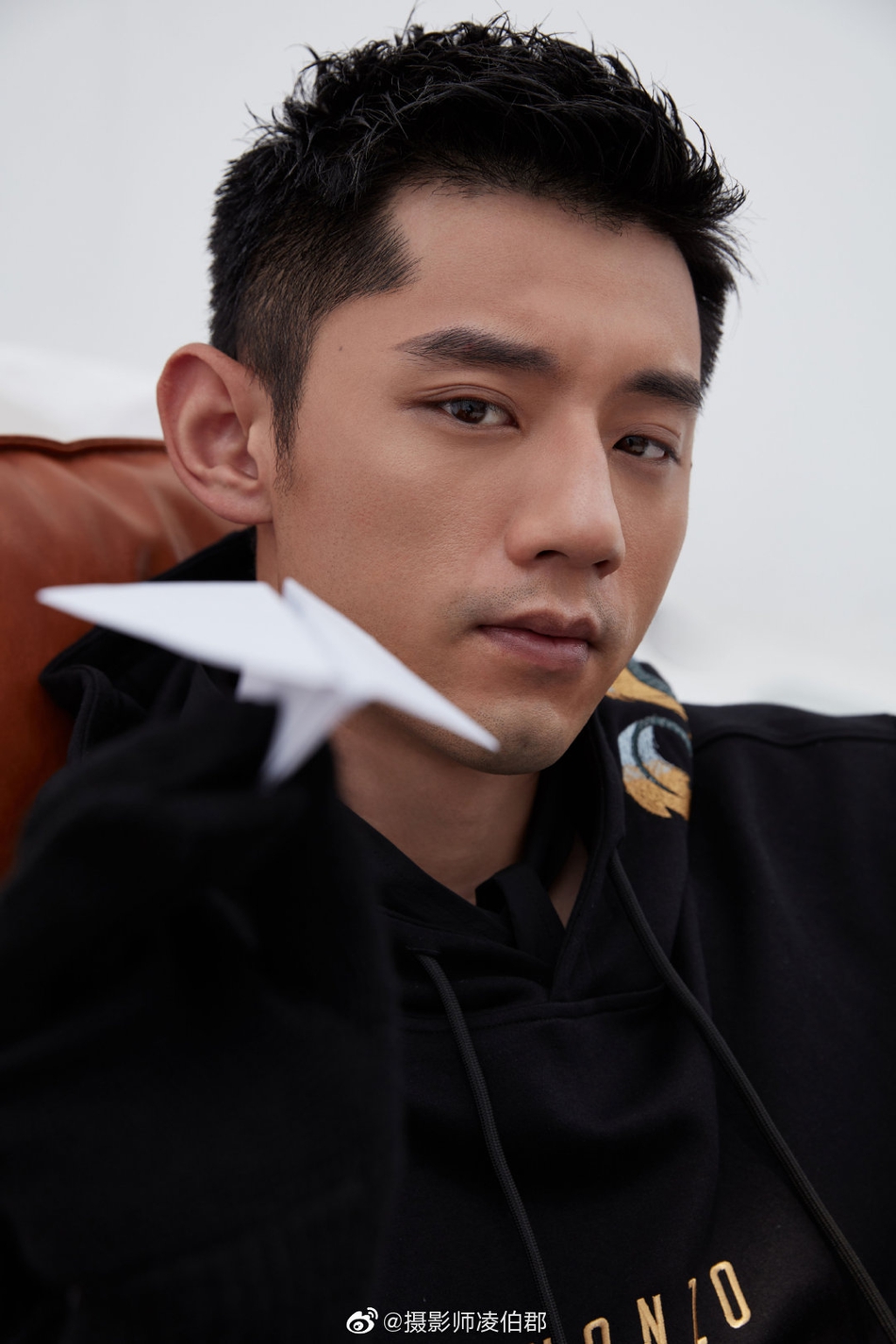 张继科拍写真型男魅力十足