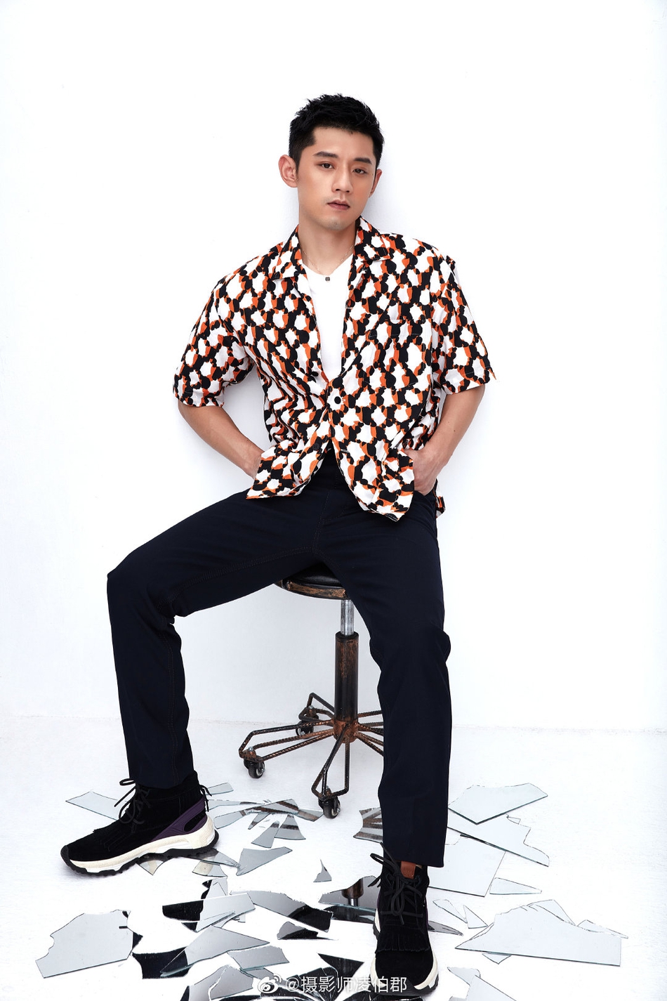 张继科拍写真型男魅力十足