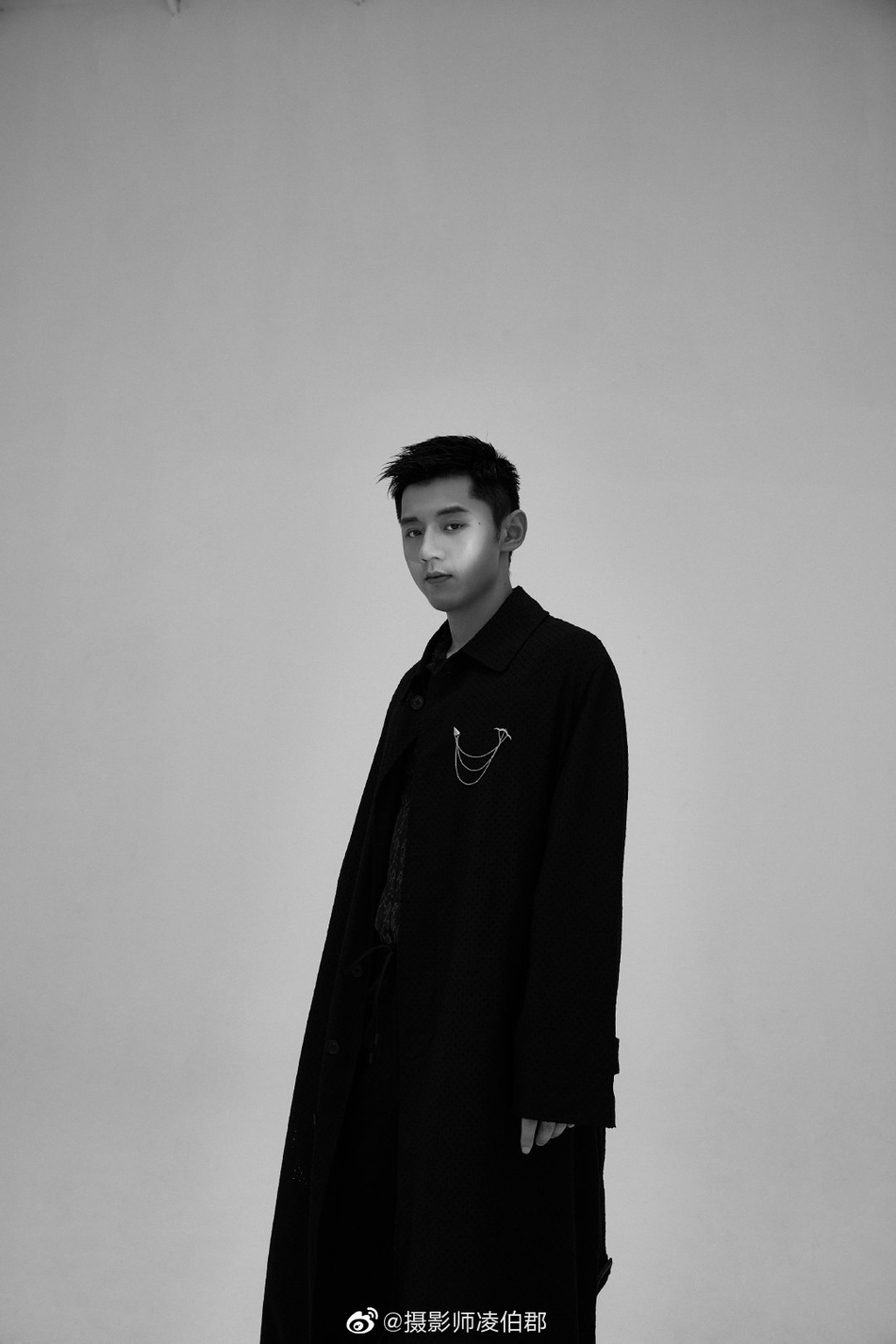 张继科拍写真型男魅力十足