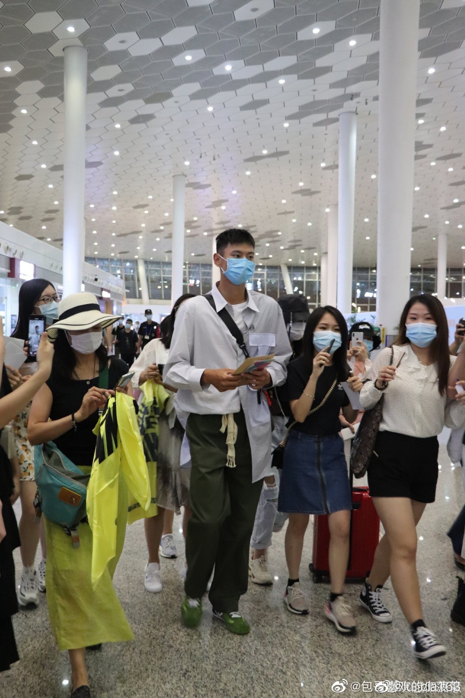 宁泽涛现身机场穿搭时尚似超模