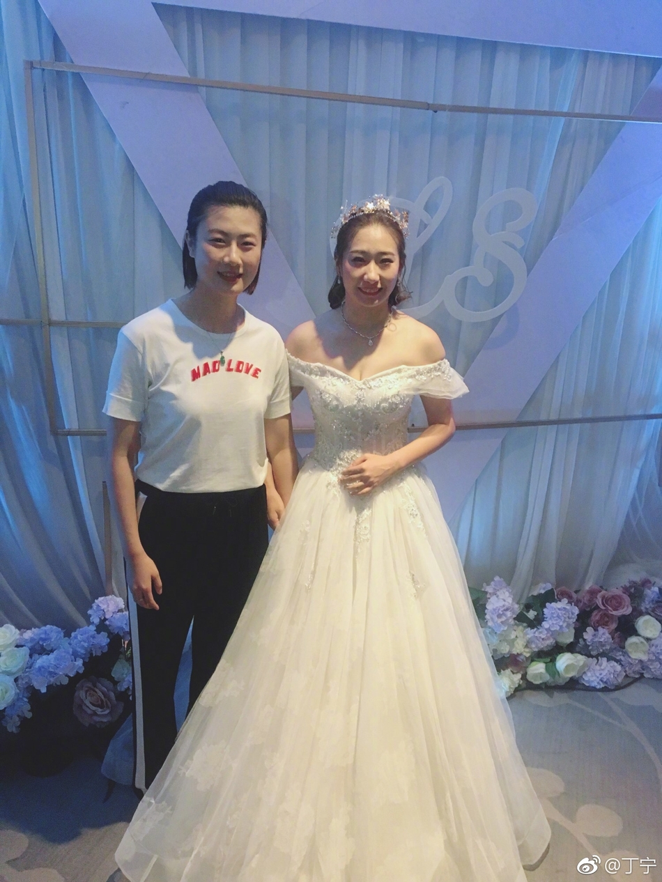 丁宁参加好友婚礼 拿捧花开心大笑