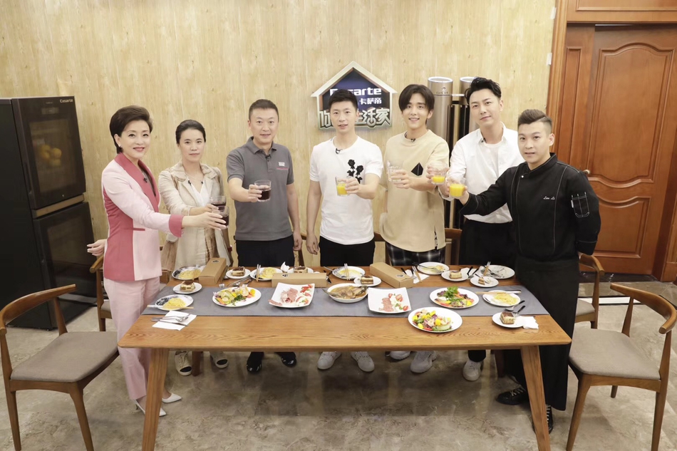 马龙马琳携王楠录节目玩转乒乓球