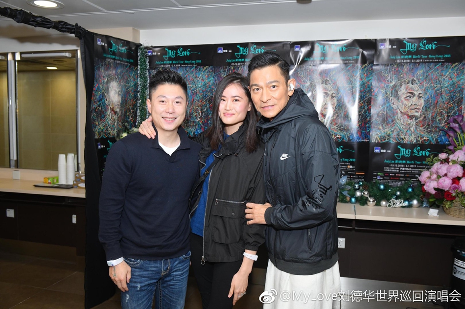 李小鹏夫妇现身刘德华演唱会