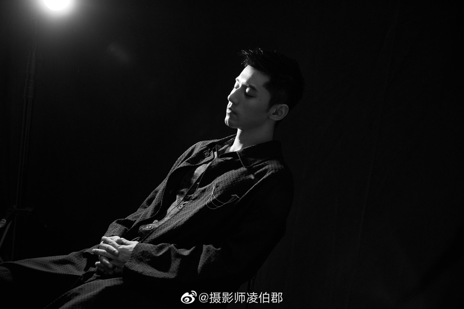 张继科拍写真型男魅力十足