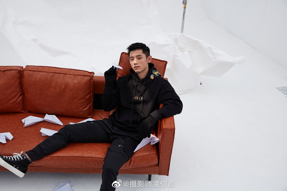 张继科拍写真型男魅力十足