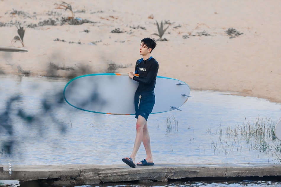 乘风破浪！王一博玩转冲浪