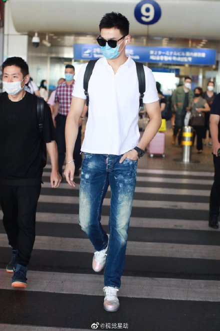 孙杨被禁赛后首次露面