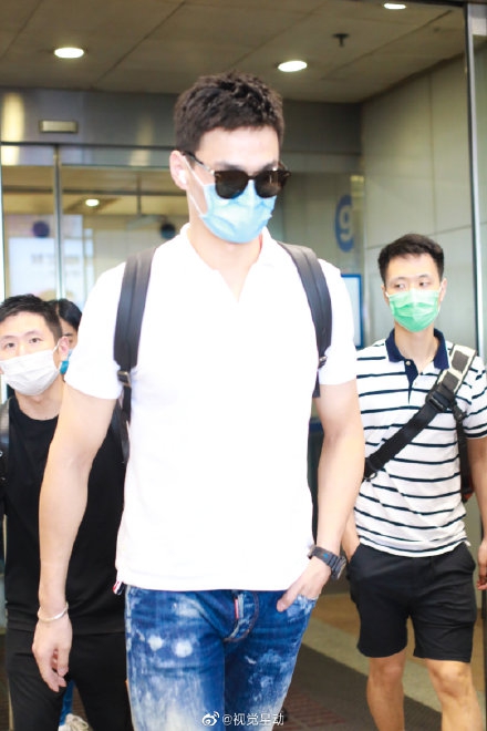 孙杨被禁赛后首次露面