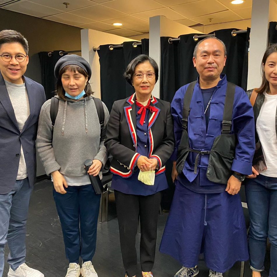 霍启刚郭晶晶与好友合影