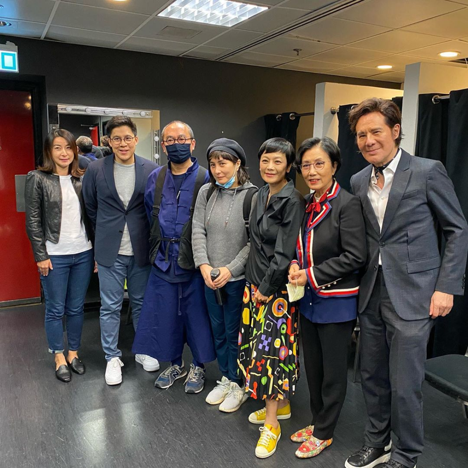 霍启刚郭晶晶与好友合影