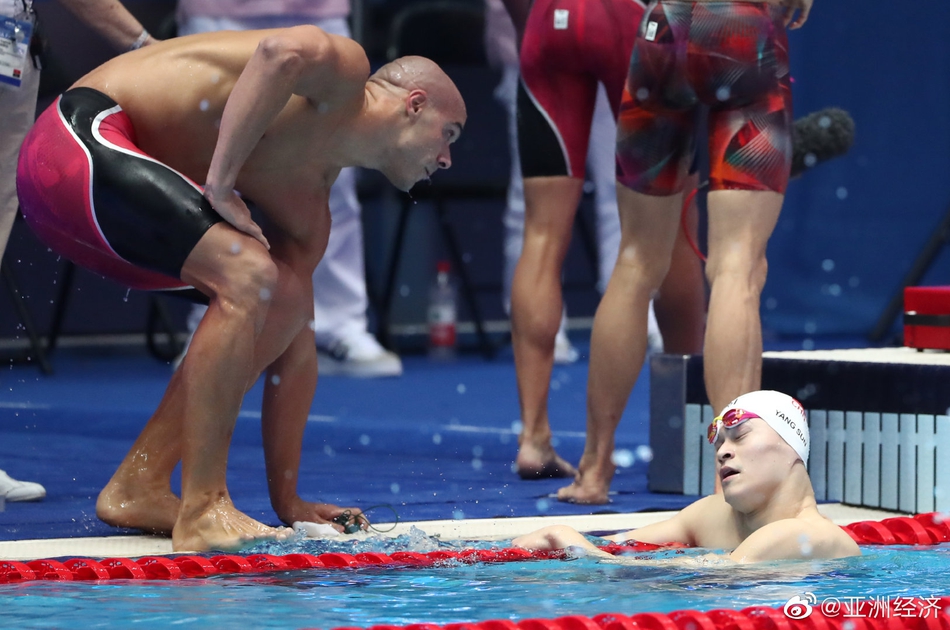 孙杨主动“握手”疑遭巴西选手拒绝