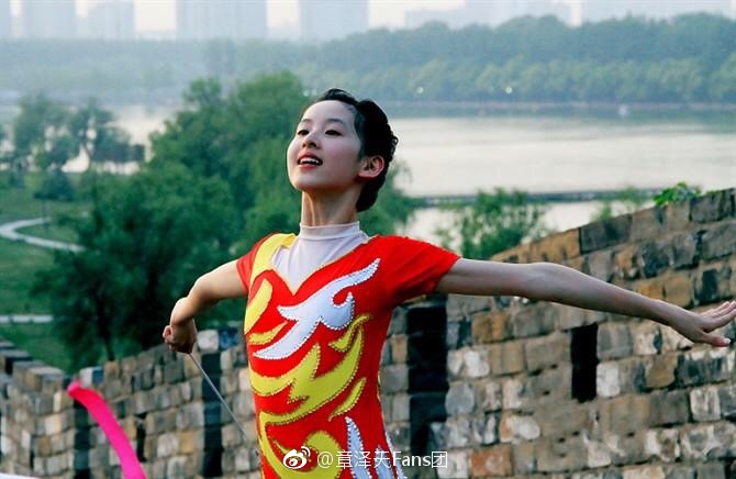 章泽天跳艺术体操秀美好身段