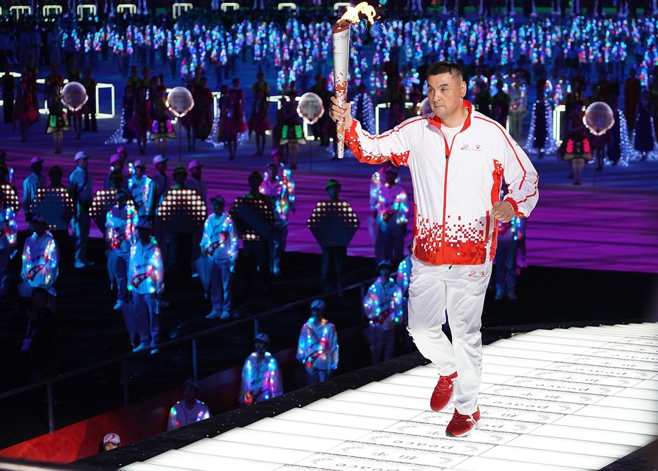 军运会刘玉栋点燃主火炬