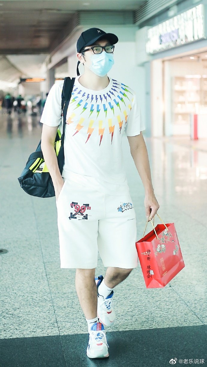 国乒结束集训 马龙许昕现身机场