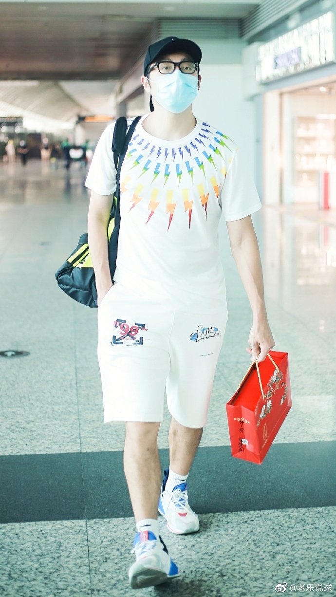 国乒结束集训 马龙许昕现身机场