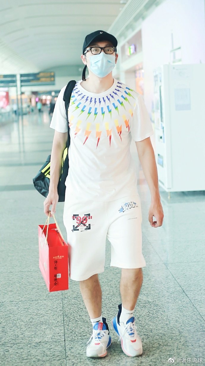 国乒结束集训 马龙许昕现身机场