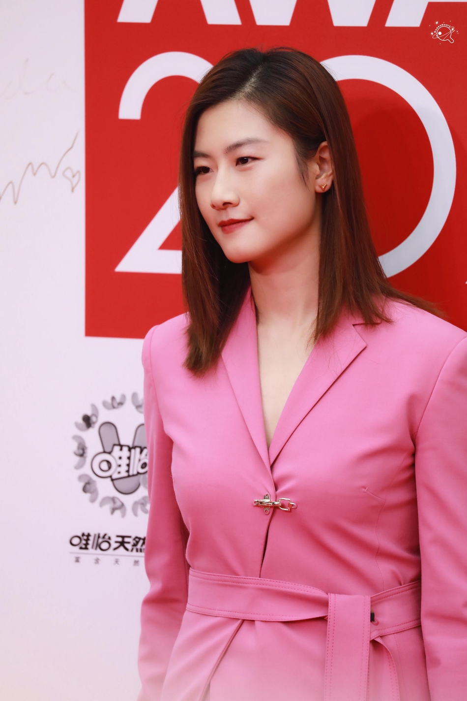 丁宁身着红色西装亮相时尚盛典