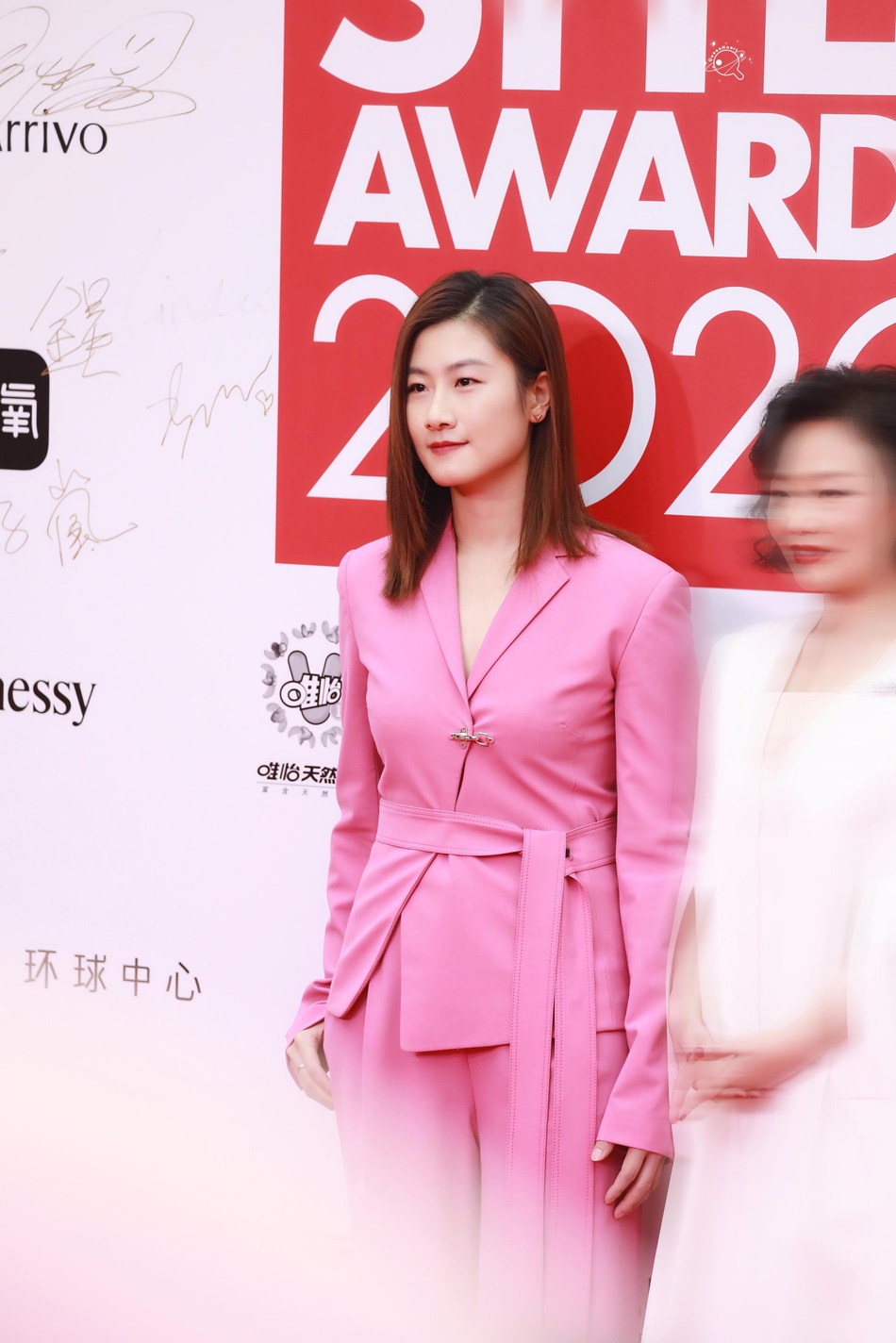 丁宁身着红色西装亮相时尚盛典