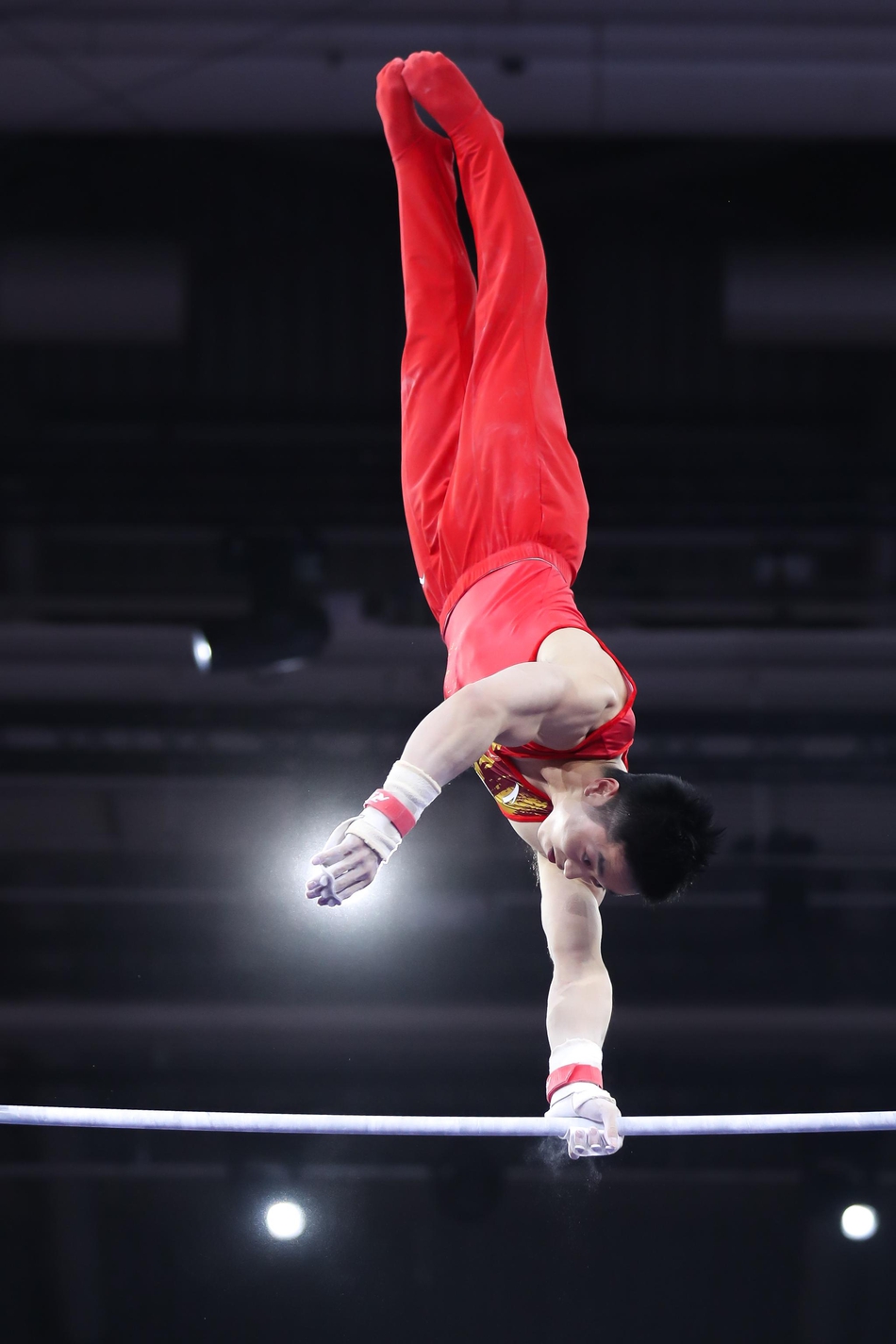 参加斯图加特世界体操锦标赛的卫冕冠军中国男子体操队进行赛台训练