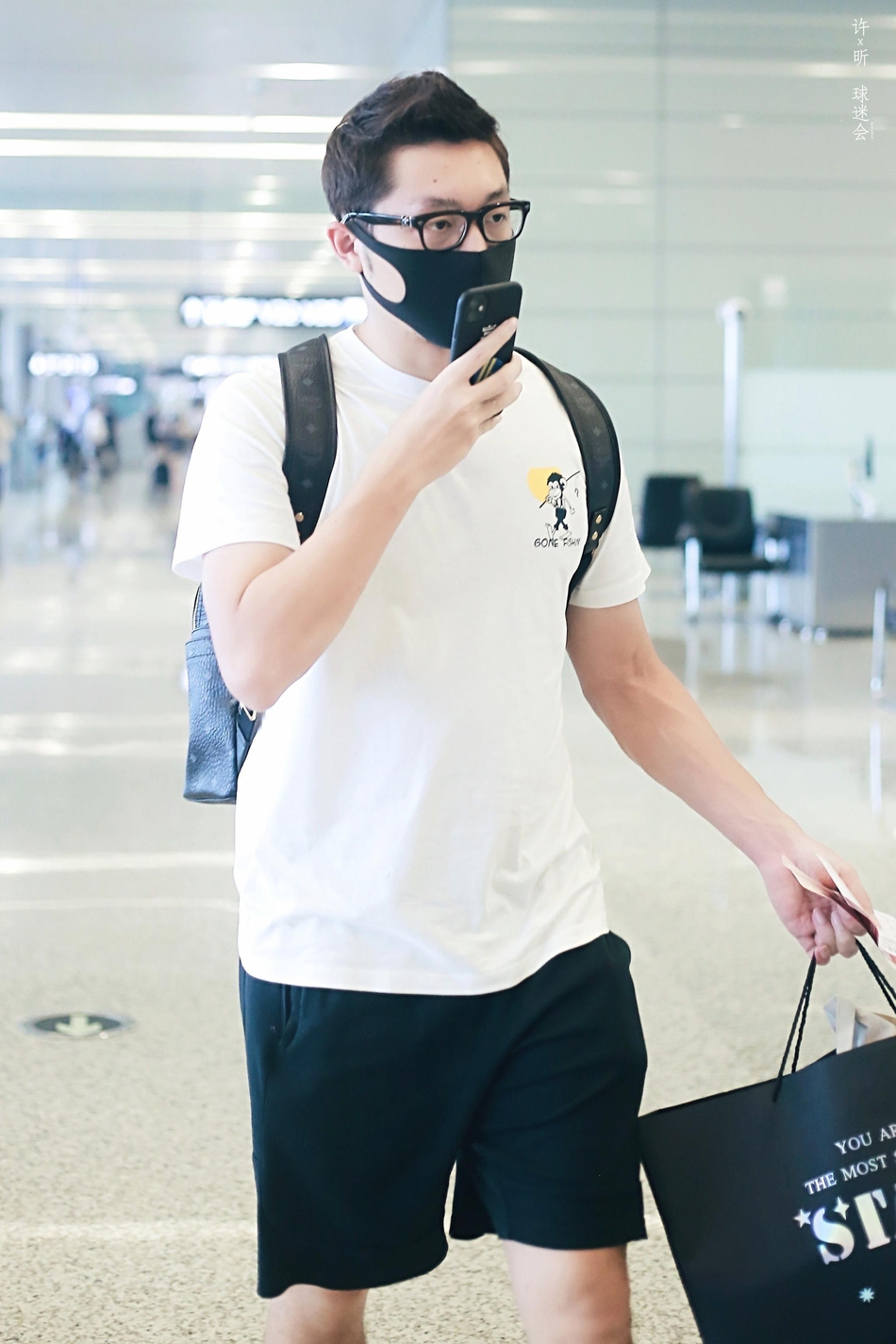 许昕现身机场 身着白T简单清爽