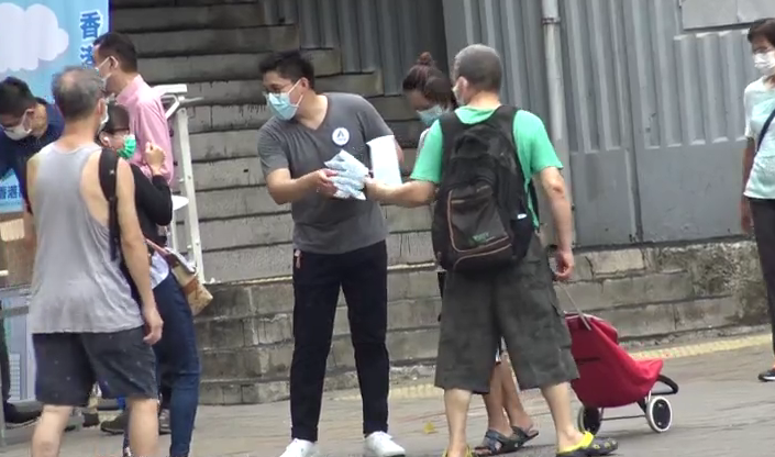 霍启刚街头派发口罩