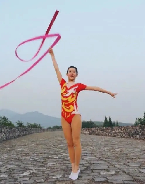 章泽天跳艺术体操秀美好身段