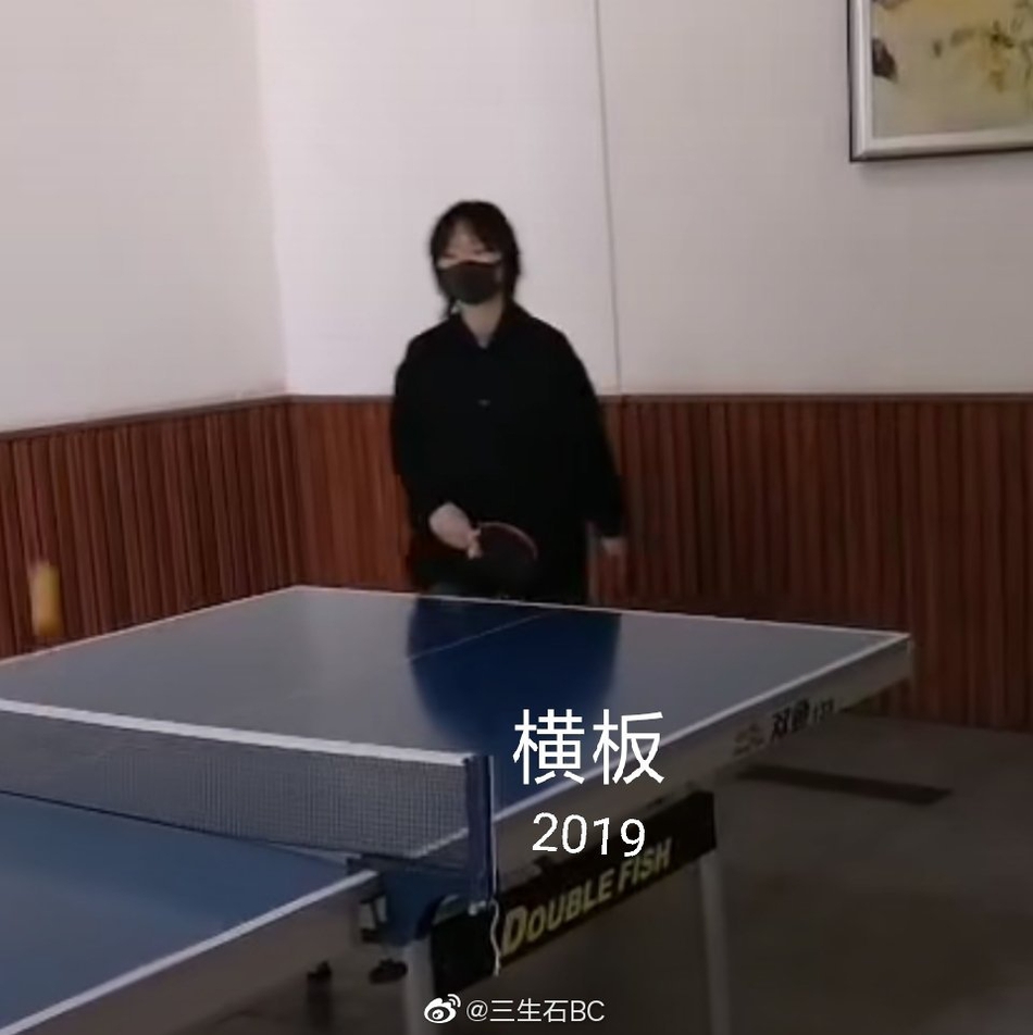 周笔畅拍摄乒乓球写真