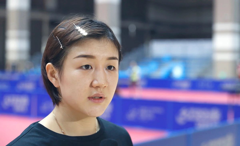 世界杯马琳戴口罩与陈梦对练