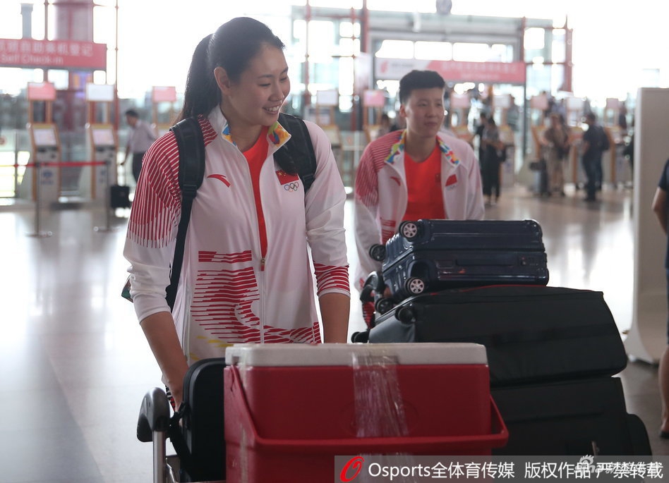 中国女排现身机场出征亚运