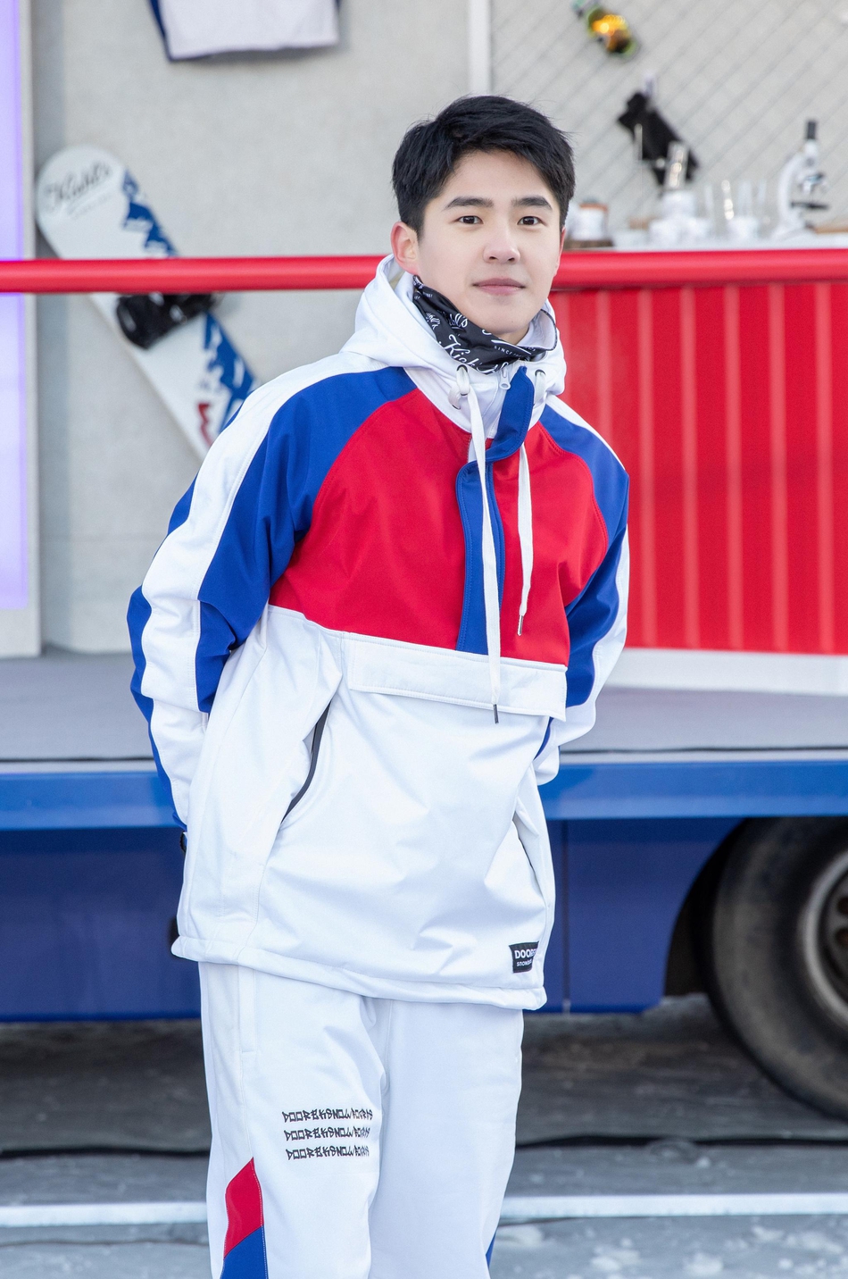 刘昊然滑雪少年感十足