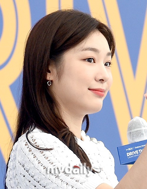 金妍儿白衣蓝裤造型出席活动