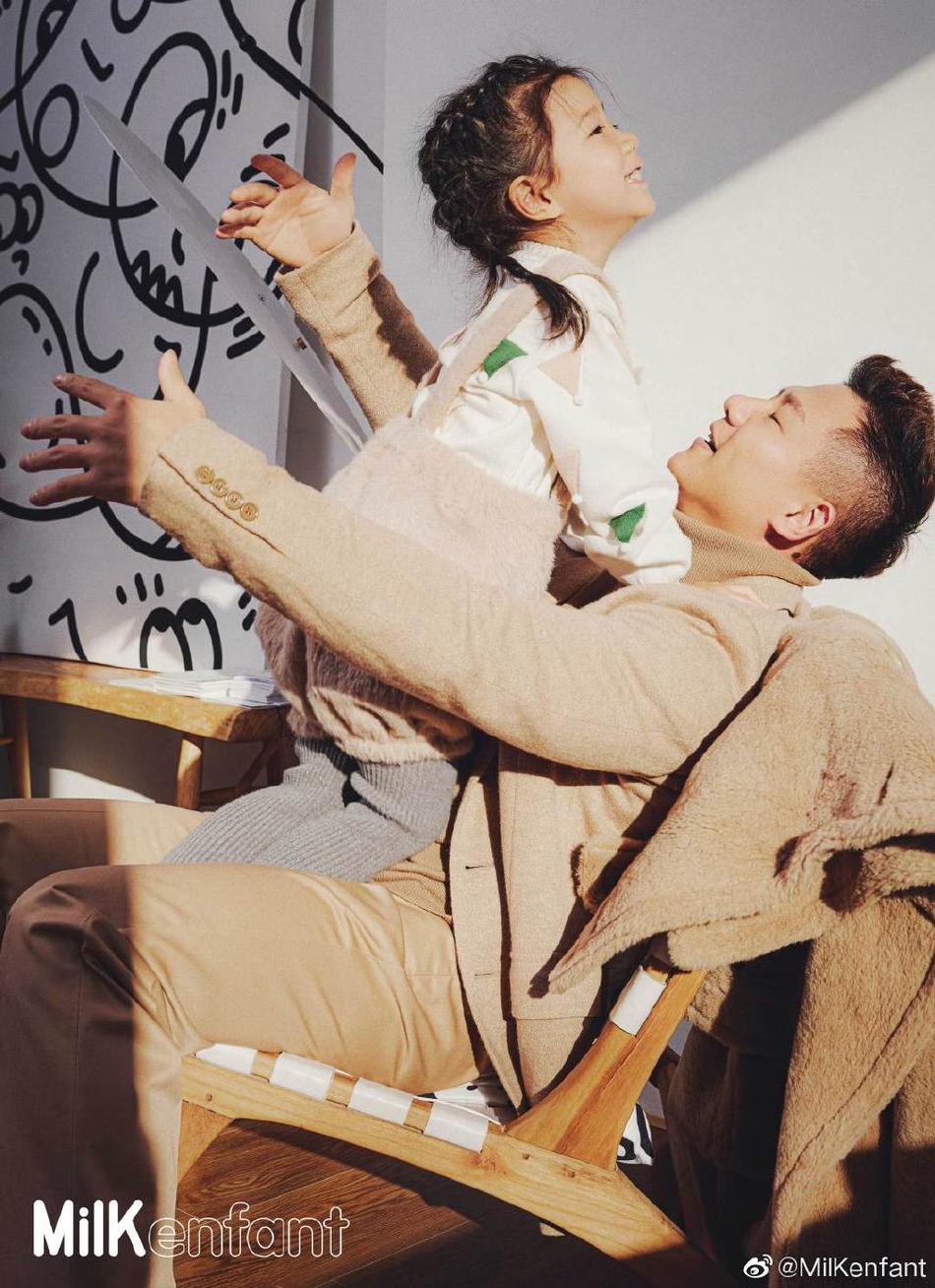 温馨！陈一冰彩虹教堂与女儿合照