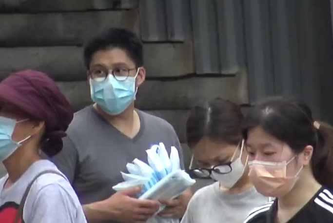 霍启刚街头派发口罩