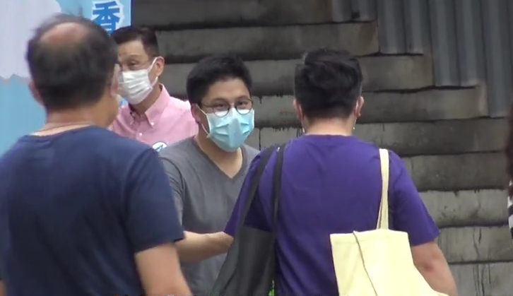 霍启刚街头派发口罩