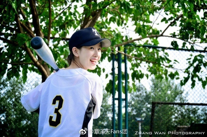 奶茶妹妹棒球写真旧照曝光 肤白貌美活力足