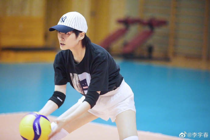 李宇春体验女排训练
