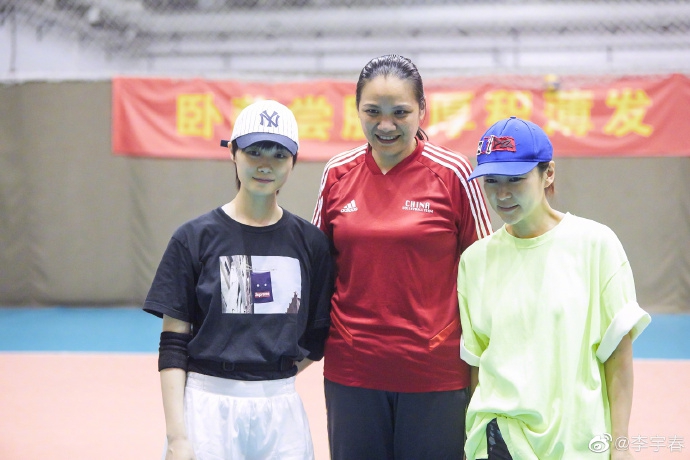李宇春体验女排训练