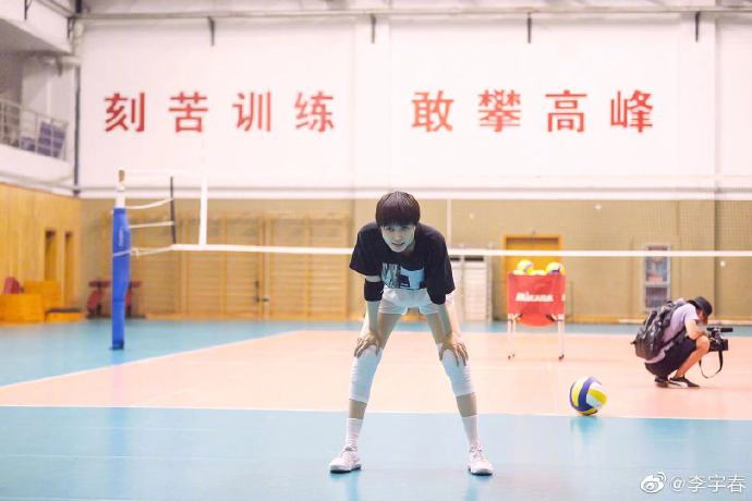 李宇春体验女排训练