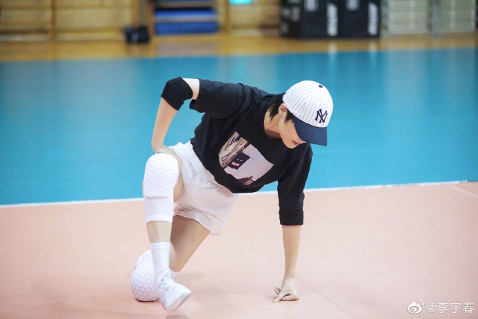 李宇春体验女排训练