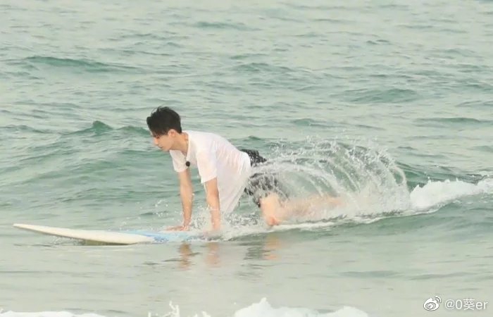 乘风破浪！王一博玩转冲浪